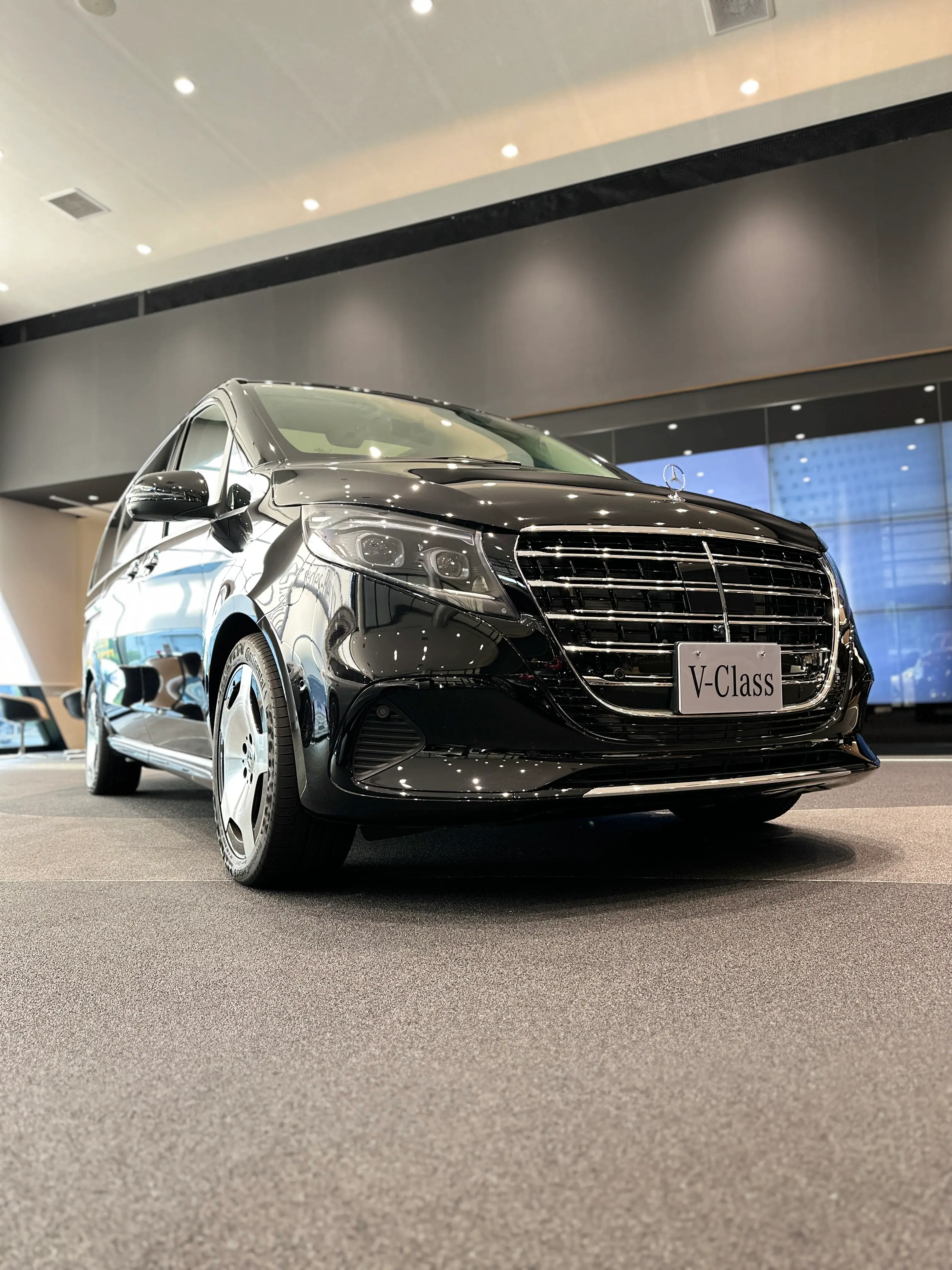 【横浜東】展示車”V 220 d EXCLUSIVE long Platinum Suite”のご紹介